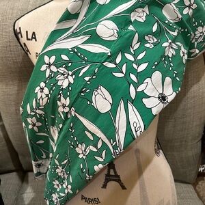 Women's Capri's - Medium- EUC - Green and White Floral